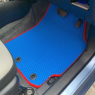 Коврики на Toyota Vitz III 2010 - 2020 в Новороссийске